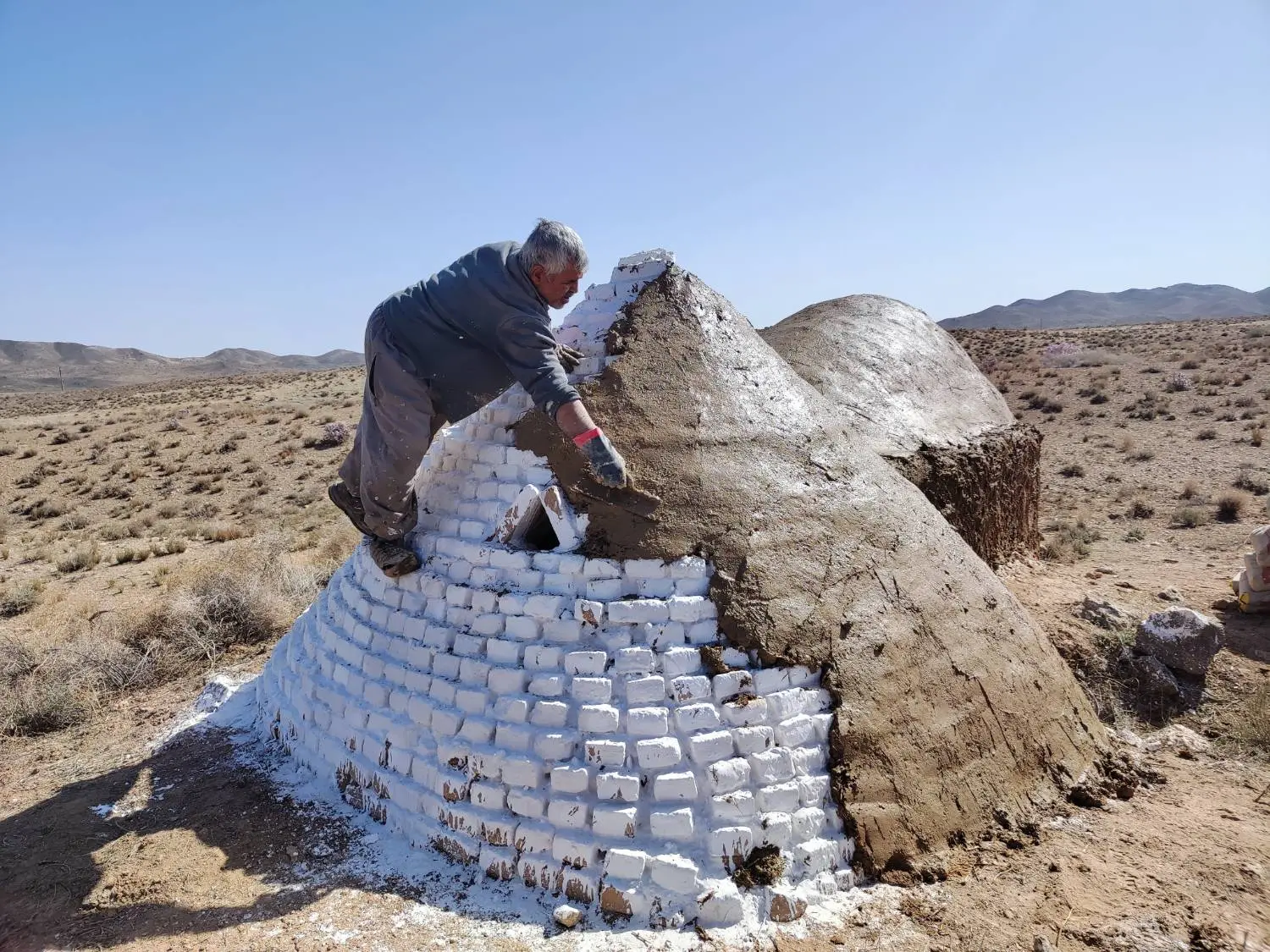 کاهگل و مرمت سقف آبانبار سنتی