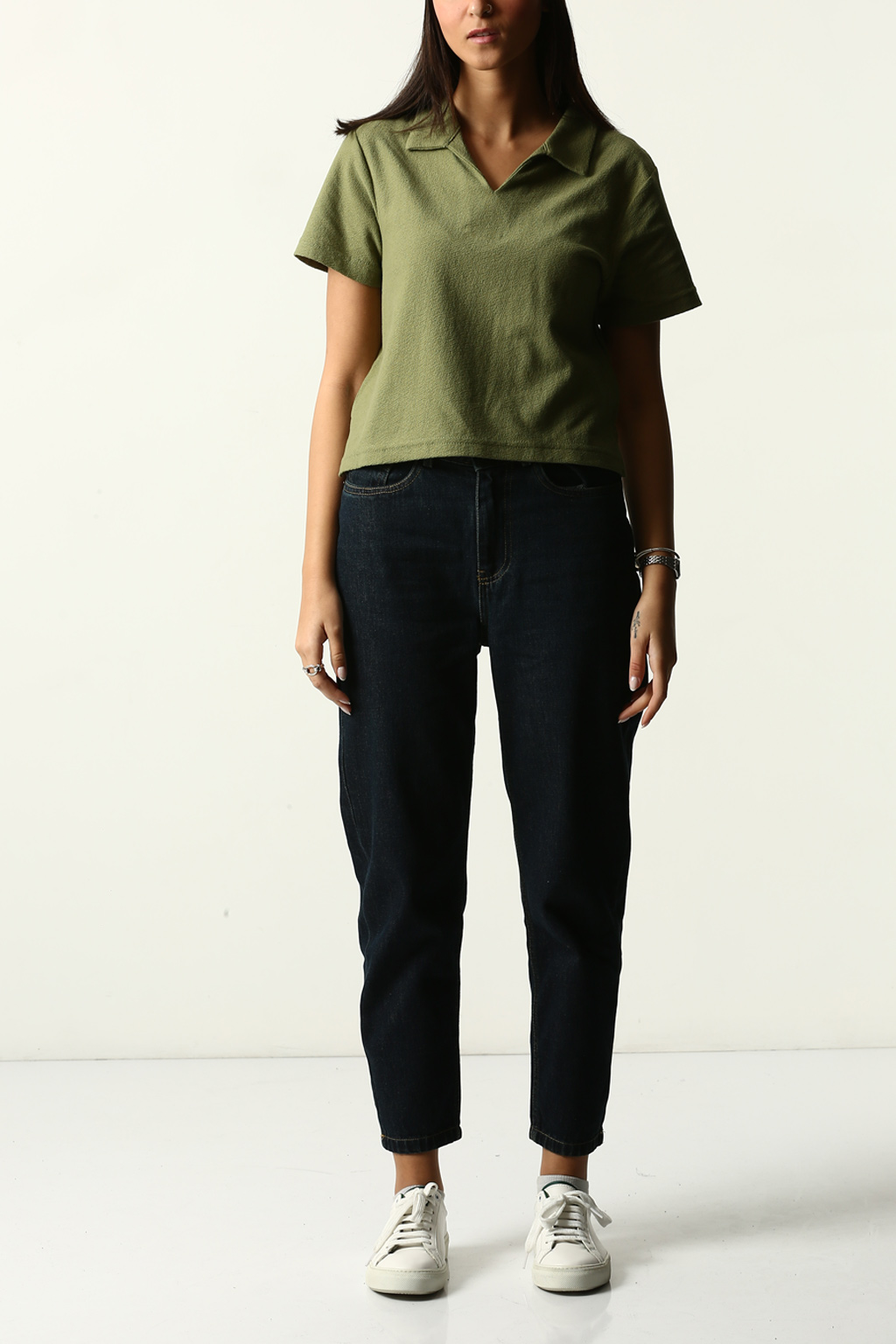 تیشرت کراپ یقه برگردان آستین کوتاه زنانه